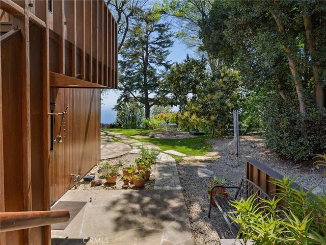 7 Cinchring Rd, Rolling Hills, CA 90274 - view of yard featuring a patio area