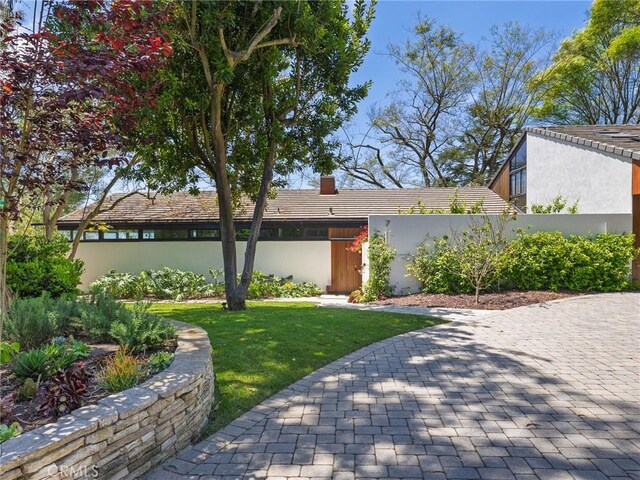 7 Cinchring Rd, Rolling Hills, CA 90274 - view of front of property featuring a front yard, a chimney, and a tile roof