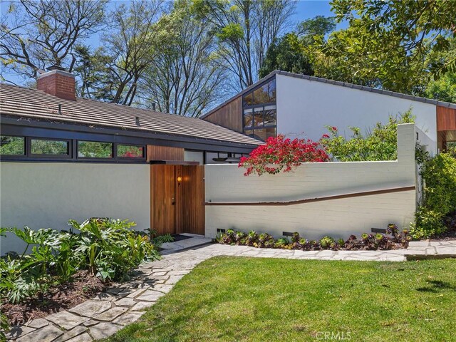 7 Cinchring Rd, Rolling Hills, CA 90274 - entrance to property with a chimney, a yard, and stucco siding