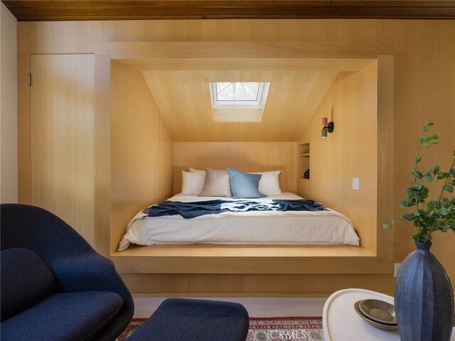 7 Cinchring Rd, Rolling Hills, CA 90274 - bedroom with a skylight and lofted ceiling
