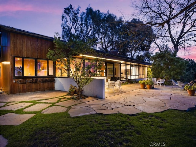 7 Cinchring Rd, Rolling Hills, CA 90274 - back of house at dusk with a patio area