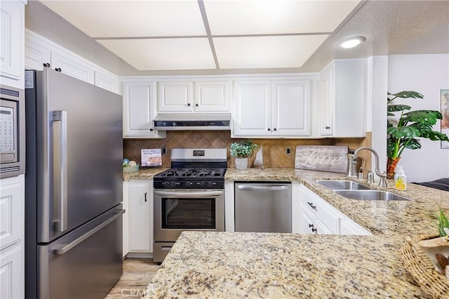 34101 Via California Unit 12, San Juan Capistrano, CA 92675 - kitchen featuring stainless steel appliances, under cabinet range hood, a sink, and white cabinets
