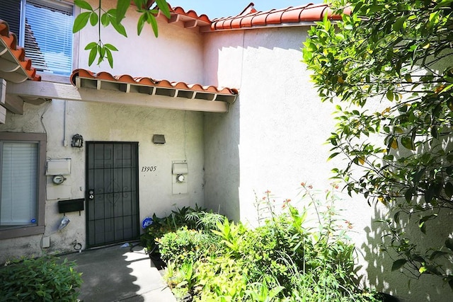 13905 Magnolia St, Garden Grove, CA 92844 - entrance to property featuring a tiled roof and stucco siding