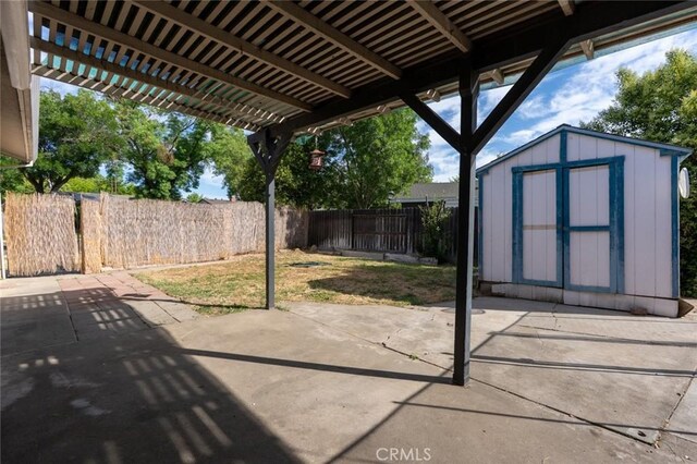 635 Brookdale Dr, Merced, CA 95340 - fenced backyard with a patio and a pergola