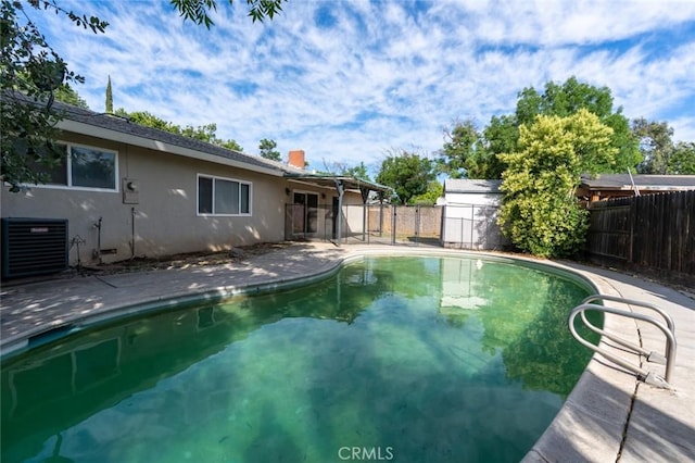 635 Brookdale Dr, Merced, CA 95340 - view of pool with cooling unit, a fenced backyard, and a patio area
