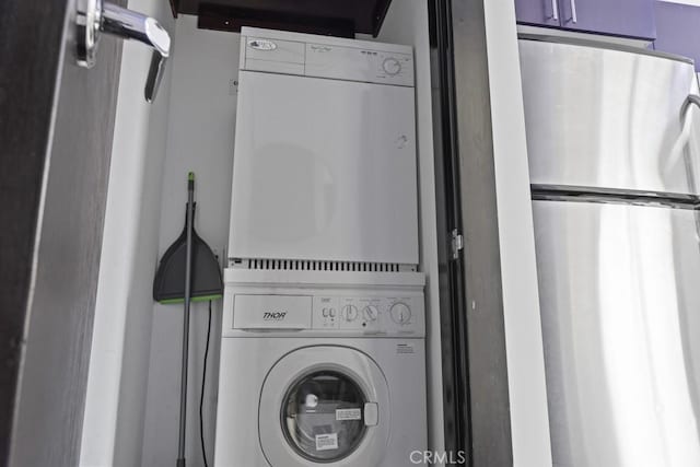 655 S Hope St Unit 903, Los Angeles, CA 90017 - laundry room featuring stacked washing machine and dryer