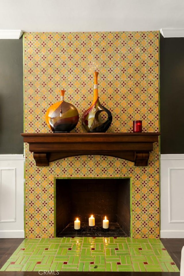 544 N California St, Burbank, CA 91505 - detailed view of a wainscoted wall, ornamental molding, and a decorative wall