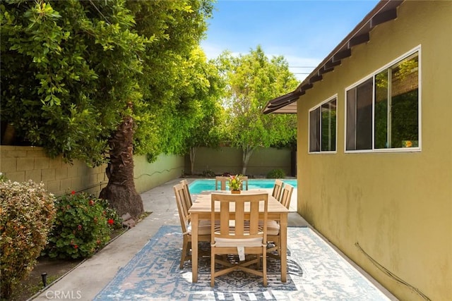544 N California St, Burbank, CA 91505 - fenced backyard with a patio area and outdoor dining space
