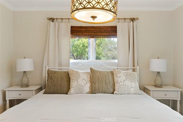 544 N California St, Burbank, CA 91505 - bedroom with ornamental molding