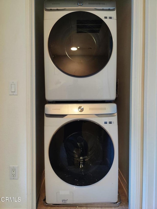 433 N Altadena Dr Unit 4, Pasadena, CA 91107 - washroom featuring stacked washer and clothes dryer and baseboards