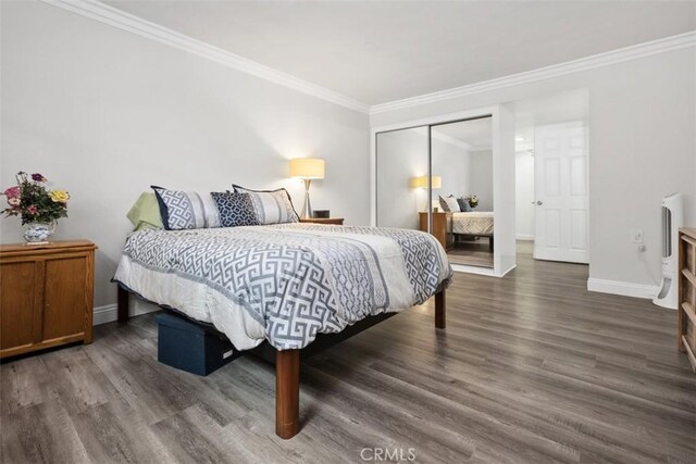 676 Via Alhambra Unit C, Laguna Woods, CA 92637 - bedroom with wood finished floors, ornamental molding, baseboards, and a closet