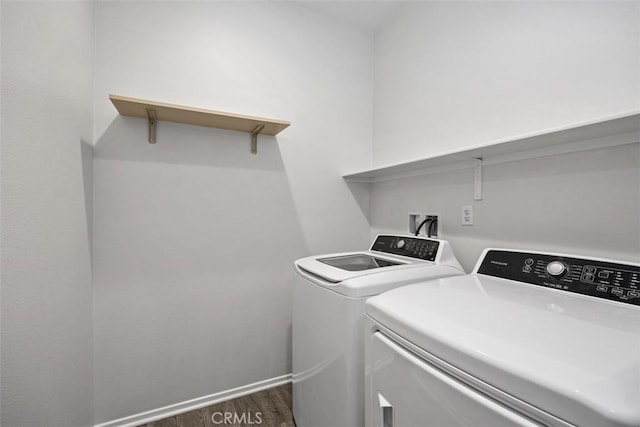 508 Bristolwood Rd, Hemet, CA 92543 - laundry room featuring washing machine and dryer and wood finished floors