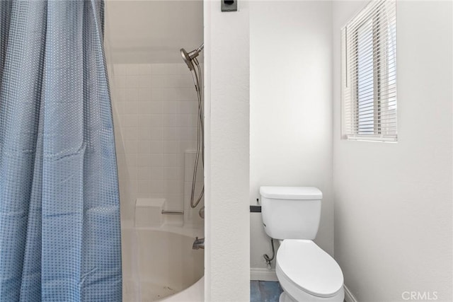 1318 Washington Ave, San Jacinto, CA 92583 - full bathroom featuring shower / bath combo with shower curtain, toilet, and baseboards