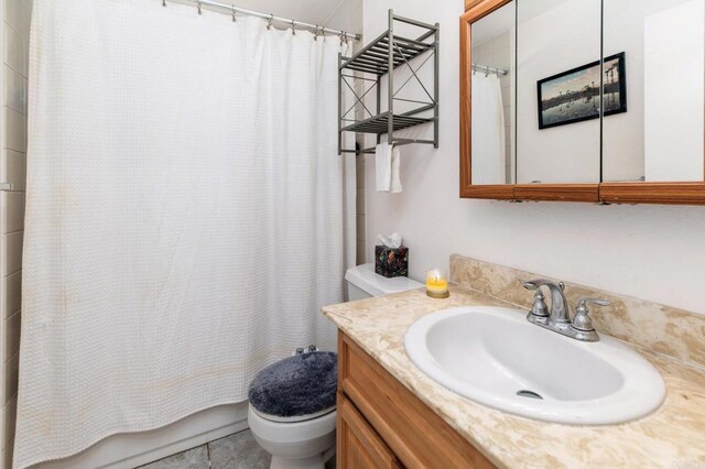 2522 Wanek Rd Unit B, Escondido, CA 92027 - full bathroom with toilet, vanity, and shower / bathtub combination with curtain