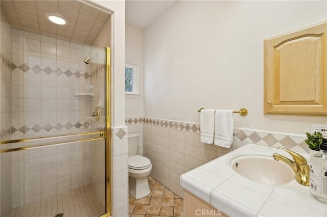 993 Las Palmas Way, San Luis Obispo, CA 93401 - full bath featuring a shower stall, vanity, toilet, wainscoting, and tile walls