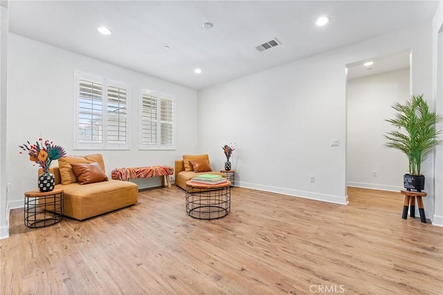 17150 Vita Way, Riverside, CA 92503 - living area featuring light wood finished floors, baseboards, and recessed lighting