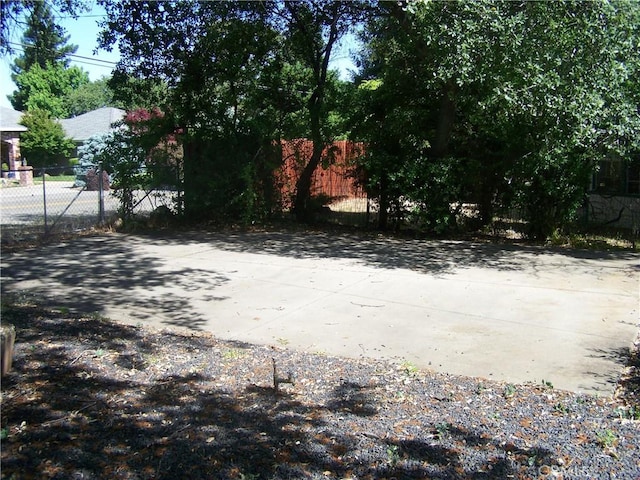 95 Riverview Dr, Oroville, CA 95966 - view of concrete driveway