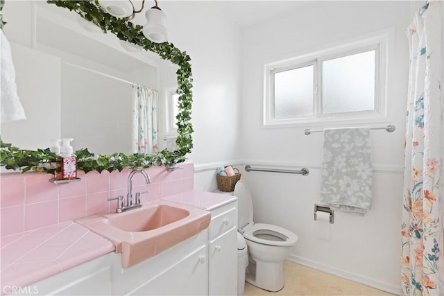 945 W Bonnie Brae Ct, Ontario, CA 91762 - full bathroom featuring vanity, toilet, decorative backsplash, baseboards, and a shower with curtain