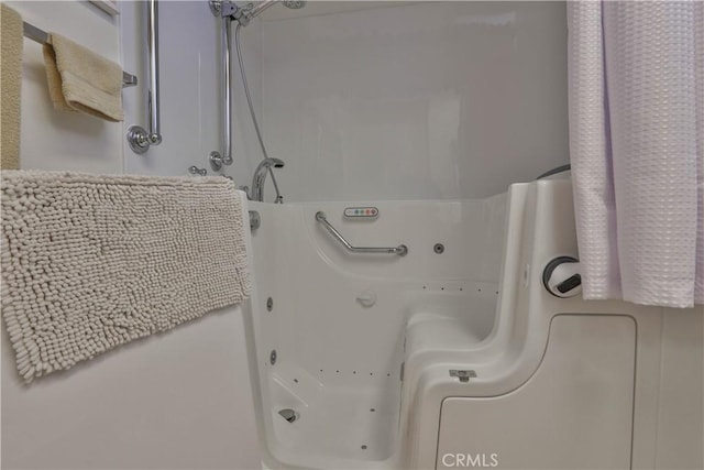 841 Bermuda Dr, Hemet, CA 92543 - bathroom featuring a whirlpool tub and a shower