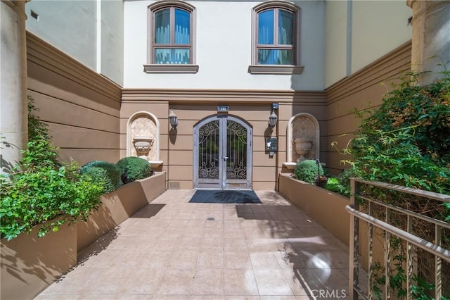 132 S Crescent Dr Unit 202, Beverly Hills, CA 90212 - property entrance with french doors and stucco siding