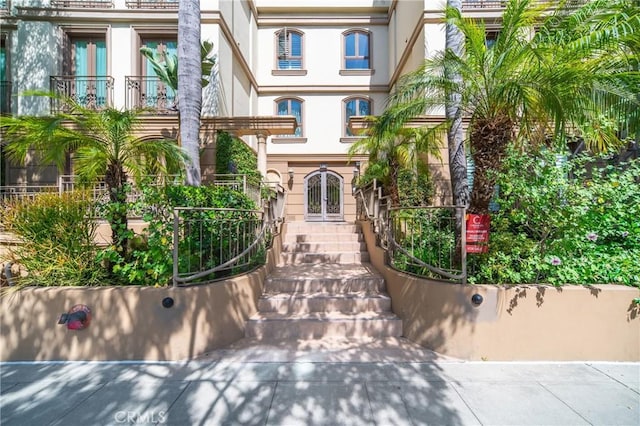 132 S Crescent Dr Unit 202, Beverly Hills, CA 90212 - entrance to property with stucco siding
