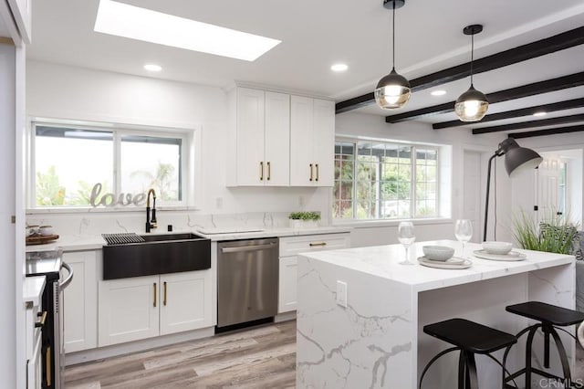 12049 Coping Pl, Lakeside, CA 92040 - kitchen featuring stainless steel appliances, a sink, recessed lighting, a kitchen breakfast bar, and light wood-type flooring
