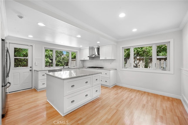 1683 Camberwell Pl, Westlake Village, CA 91361 - kitchen with crown molding, freestanding refrigerator, light wood-type flooring, baseboards, and gas cooktop