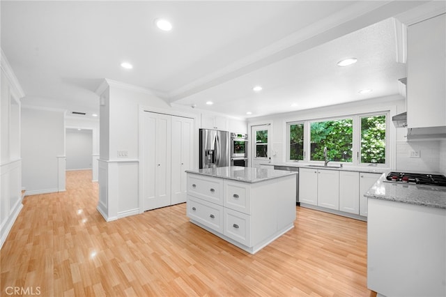 1683 Camberwell Pl, Westlake Village, CA 91361 - kitchen with stainless steel appliances, crown molding, a sink, recessed lighting, and light wood-type flooring