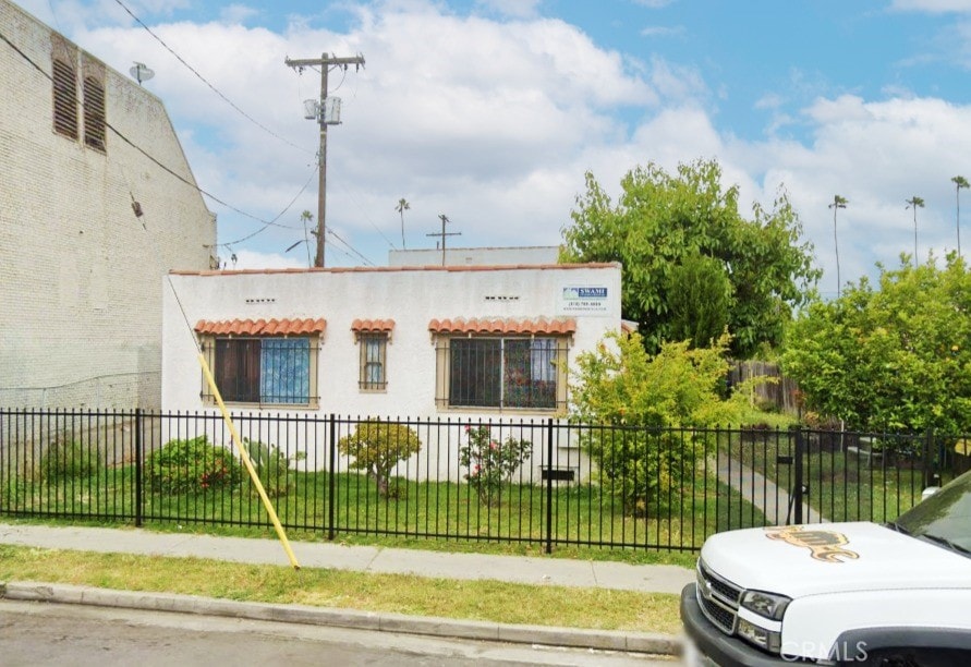 949 W 82nd St, Los Angeles, CA 90044 - view of property with a fenced front yard