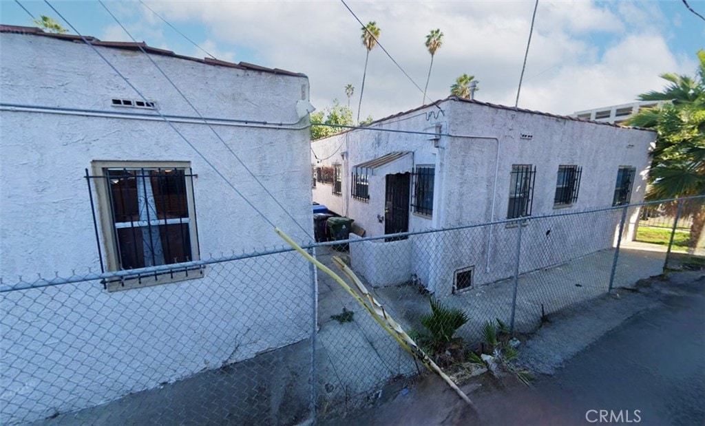 949 W 82nd St, Los Angeles, CA 90044 - view of property exterior featuring stucco siding