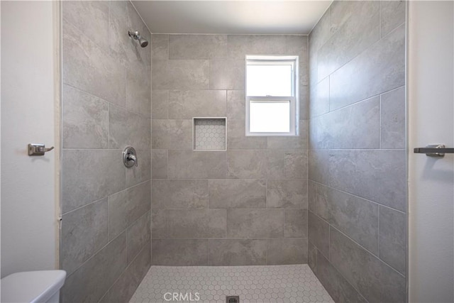 407 W 107th St, Los Angeles, CA 90003 - full bath featuring a tile shower and toilet