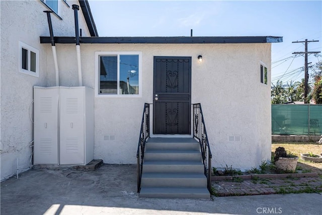 407 W 107th St, Los Angeles, CA 90003 - property entrance with crawl space and stucco siding