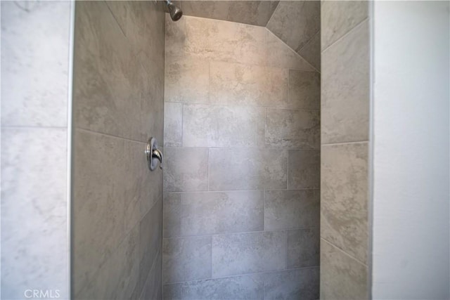 407 W 107th St, Los Angeles, CA 90003 - bathroom featuring tiled shower