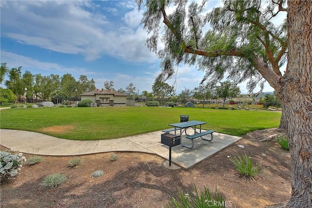 12415 Brianwood Dr, Riverside, CA 92503 - view of community with a lawn