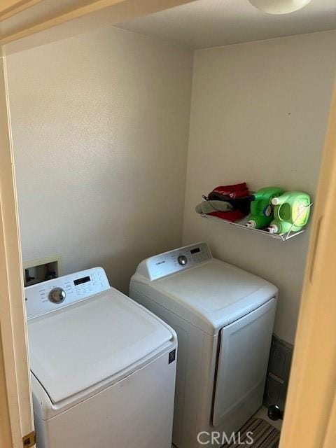 3762 Segovia Dr, Perris, CA 92571 - laundry room with washer and clothes dryer