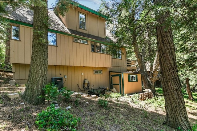 1213 Jungfrau Dr, Crestline, CA 92325 - rear view of property with a shingled roof