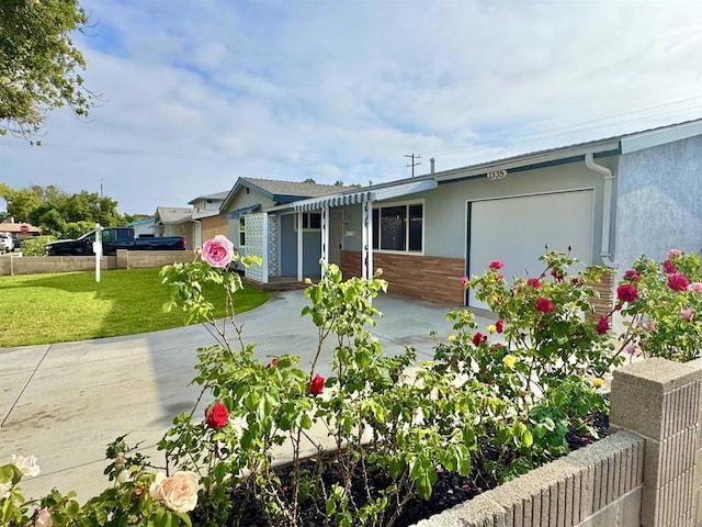1335 S Hickory St, Anaheim, CA 92805 - view of front facade featuring a front lawn and stucco siding