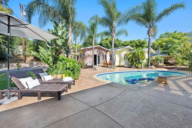 2042 Pheasant Run, Fallbrook, CA 92028 - view of swimming pool featuring a patio, a pool with connected hot tub, an outbuilding, and a storage structure