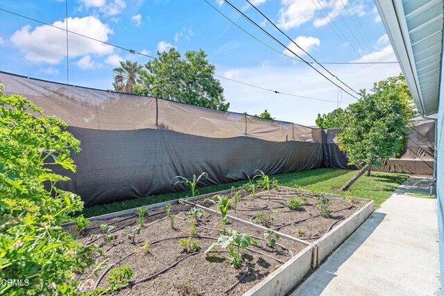 1015 Nolden St, Highland Park, CA 90042 - view of yard with a garden