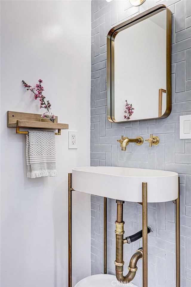 1436 N Detroit St Unit 2, Los Angeles, CA 90046 - half bath featuring a sink