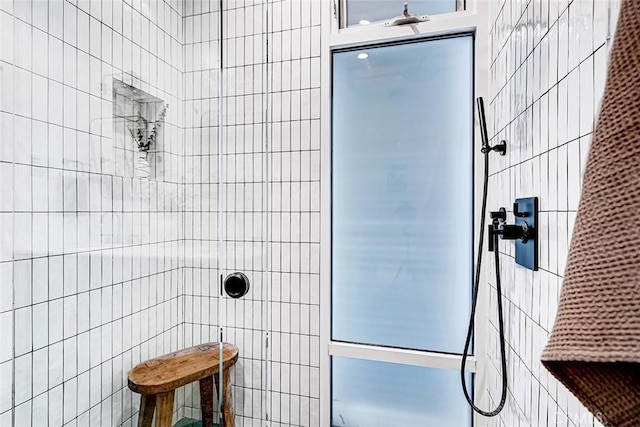 1436 N Detroit St Unit 2, Los Angeles, CA 90046 - full bathroom featuring tile walls and tiled shower