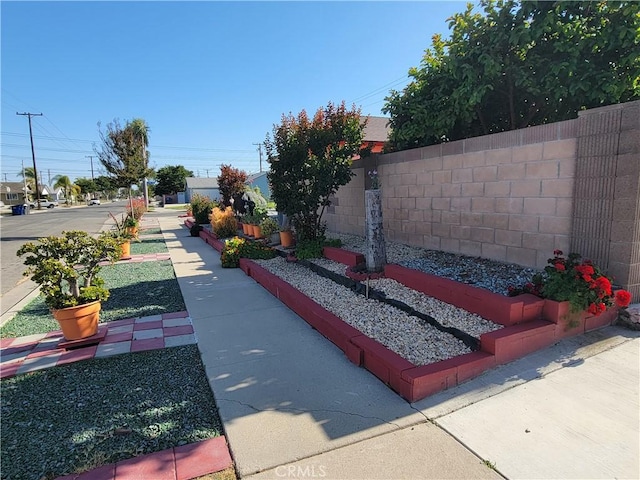 7571 San Rafael Dr E, Buena Park, CA 90620 - view of yard