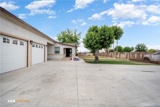 13271 Garzoli Ave, Mcfarland, CA 93250 - garage featuring concrete driveway