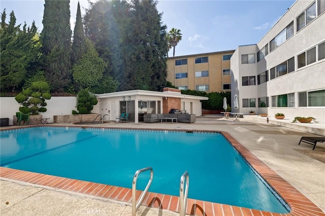 5700 Ravenspur Dr Unit 307, Rancho Palos Verdes, CA 90275 - community pool with an outdoor hangout area and a patio