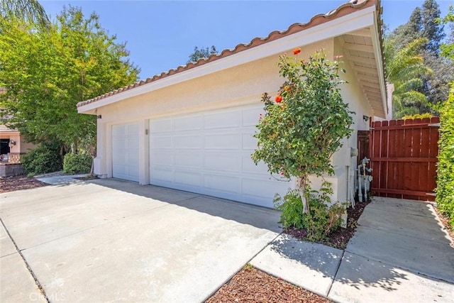 24563 Calle Perla, Murrieta, CA 92562 - garage with driveway