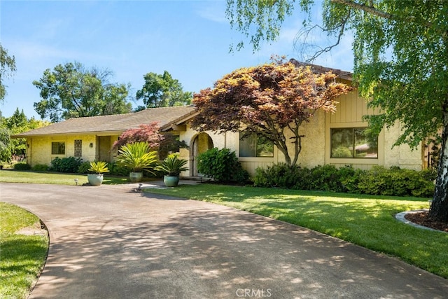 558 Paseo Companeros St, Chico, CA 95928 - view of front facade featuring a front lawn and stucco siding