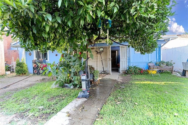 4776 E Lowe Ave, Fresno, CA 93702 - view of exterior entry with a yard