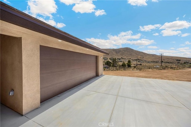 9641 Buena Vista St, Apple Valley, CA 92308 - garage featuring a mountain view