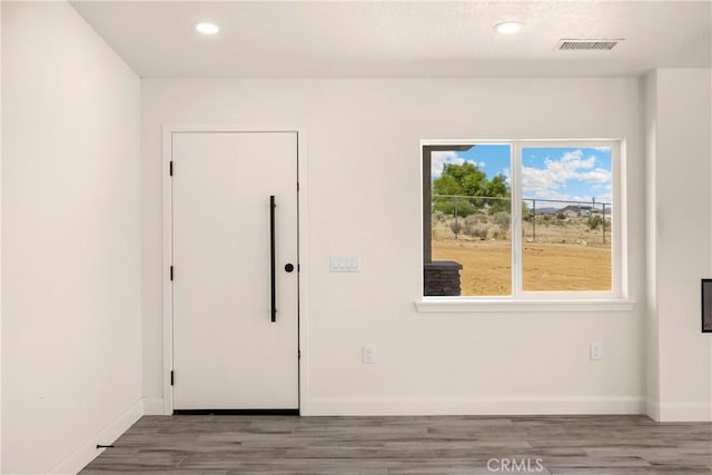 9641 Buena Vista St, Apple Valley, CA 92308 - unfurnished room featuring wood finished floors, recessed lighting, and baseboards