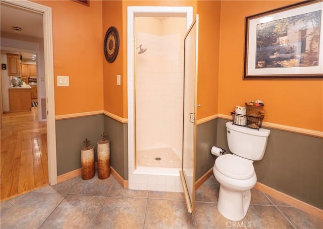 3152 Parkside Dr, San Bernardino, CA 92404 - bathroom with toilet, a shower stall, and baseboards